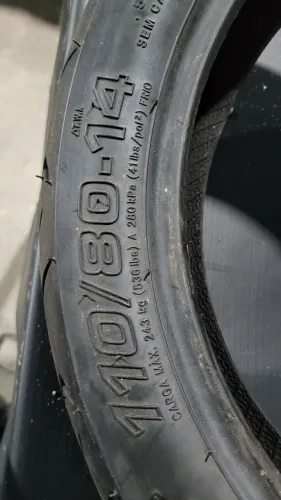 Pneu dianteiro da Honda ADV 150
