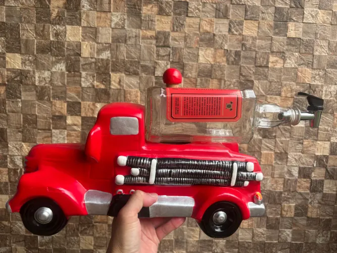 Caminhão do Corpo de Bombeiros de bebidas.