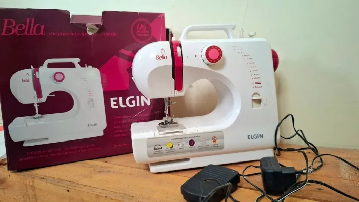 Máquina de costura portátil muito nova!