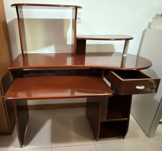 Mesa de escritório em ótimo estado e muito espaçosa