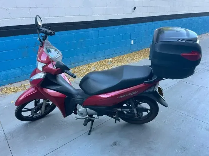 Biz 125 com baú