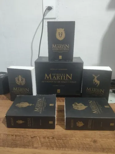 Vendo coleção de livros Game of Thrones, box de colecionador com os 5 livros das crônicas