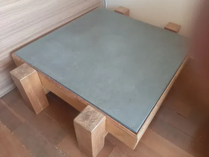 MESA DE CENTRO RÚSTICA,COM BASE ROBUSTA DE MADEIRA MACIÇA,TAMPO EMBUTIDO DE ARDÓSIA CINZA