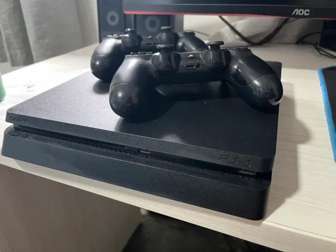 PlayStation 4 Slim 1TB + 2 controles