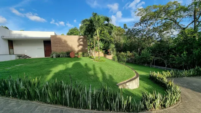 Vendo essa confortável e elegante casa, em condomínio de luxo.