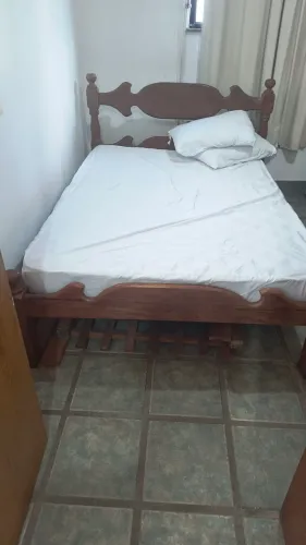 Vendo cama de casal e solteiro de Madeira maciça