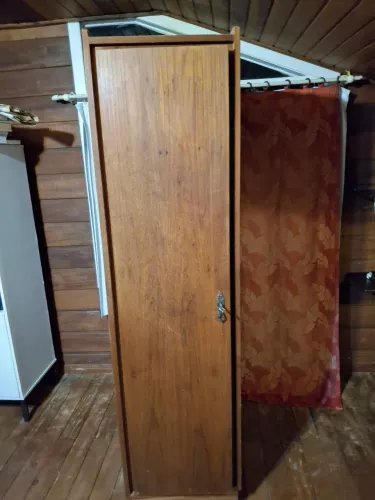 Armário de madeira maciça R$ 350,00