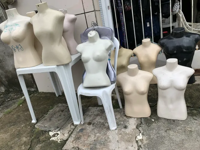 Vendo 12 manequins só busto com 15 manequins tipo cabide