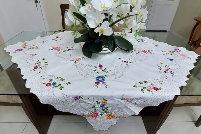 Toalha de mesa bordada à mão