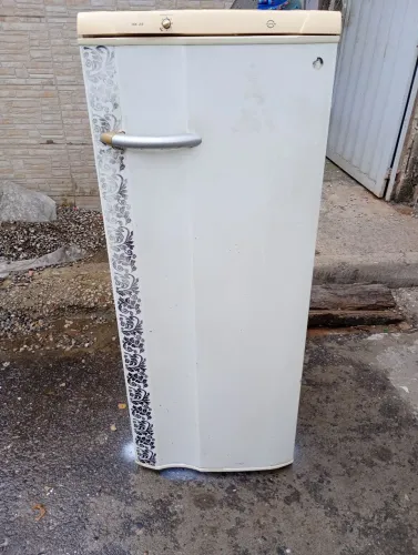 Vendo geladeira funcionando bom preço para quem está precisando sou de Nova Iguaçu 