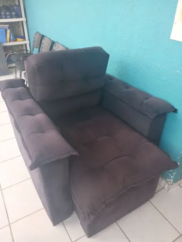 Poltrona preta retrátil revestida em veludo 