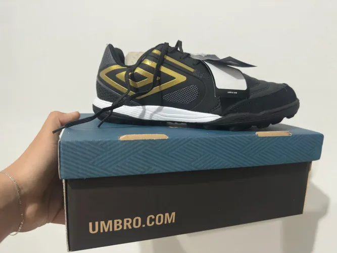  chuteira society Umbro Pro 5 Bump Club na cor preta e dourada