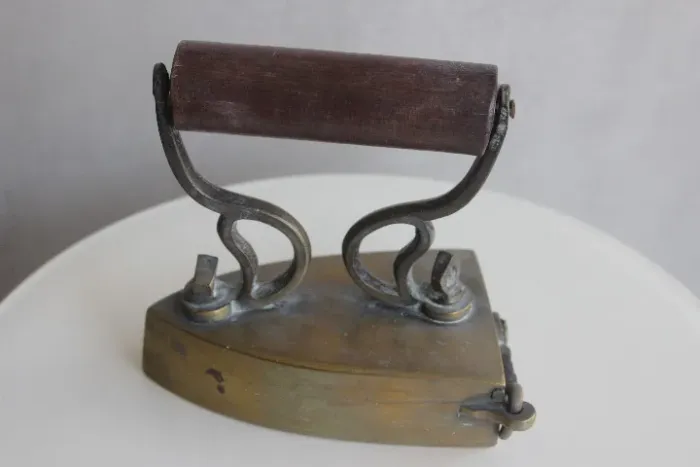 Antigo ferro de passar a brasa (em bronze)