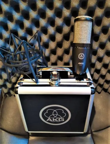 só hoje R$ 650.-microfone condensador AKG P220 para stúdio profissional/pod cast/striming