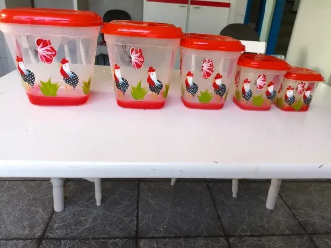 Jogo de Mantimentos 5 Potes Plásticos Tampas Vermelhas com Estampa de Galinha e Borboleta