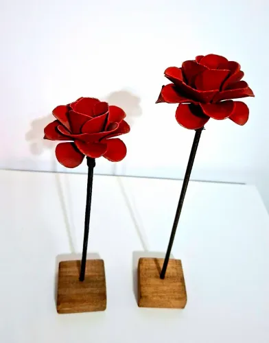 LINDAS FLORES VERMELHAS DECORATIVAS DE FERRO - ROSAS VERMELHAS, ELEGANTES E CHARMOSAS 