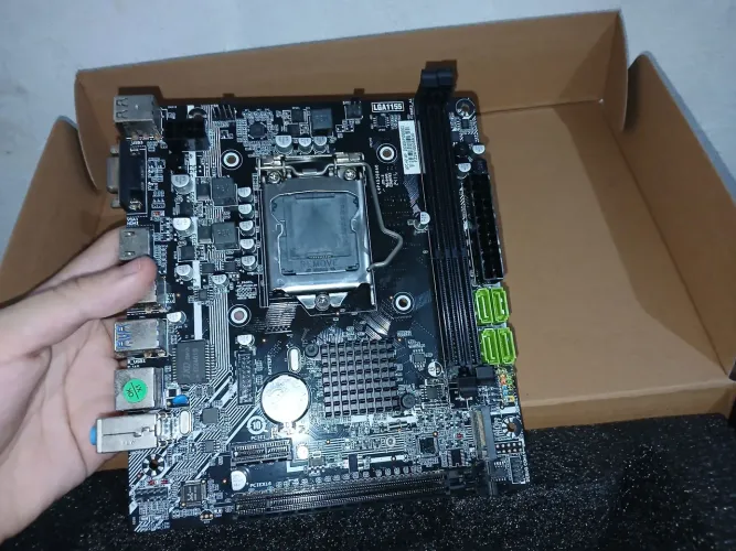 Placa-Mãe H61 LGA1155 DDR3 Com Defeito Para Retirada de Peças