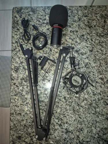 Microfone Redragon GM300 com braço articulado.