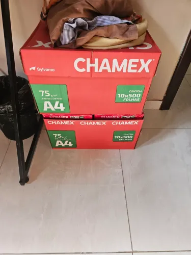 Caixa com 10 resmas de folhas de ofício
