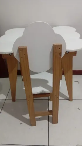Mesa intantil formato de nuvem com cadeira e banco