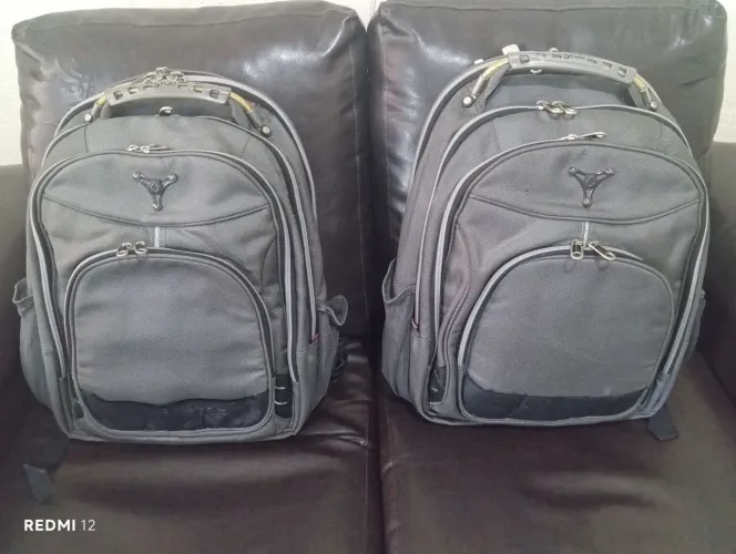 Mochilas stod em tecido cinza