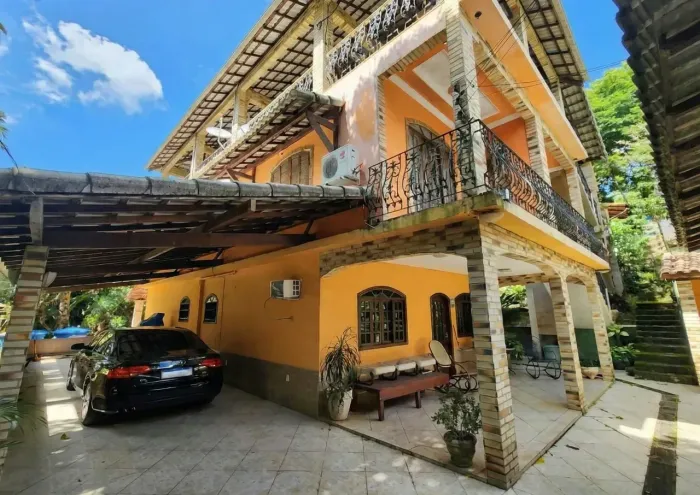 Excelente Casa Triplex em Guaratiba para venda possui 440 metros quadrados.
