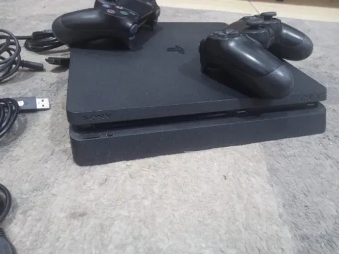 CONSOLE PS4 SLIM 1TB (seminovo) 2 CONTROLES E TODOS OS CABOS (não aceito trocas)