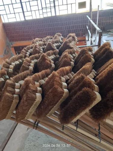 Fábrica de vassouras na região leste