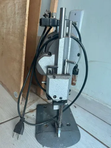 Máquina de corte de malha ou tecido a faca.