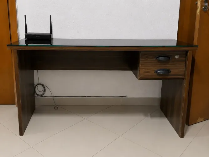 Mesa de Escritório com Tampo de Vidro PRA VENDER RÁPIDO