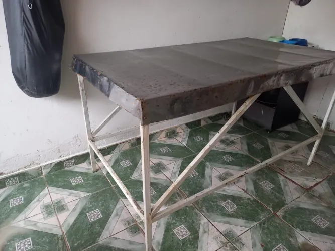 Mesa de metal