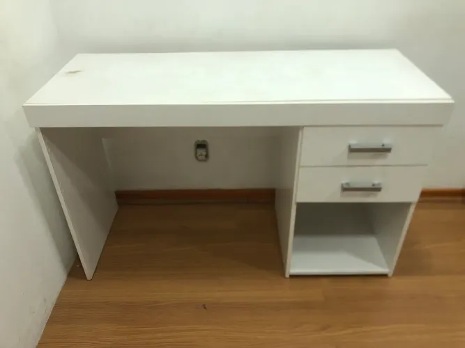 Mesa de Escritório Branca com 2 gavetas e 1 nicho
