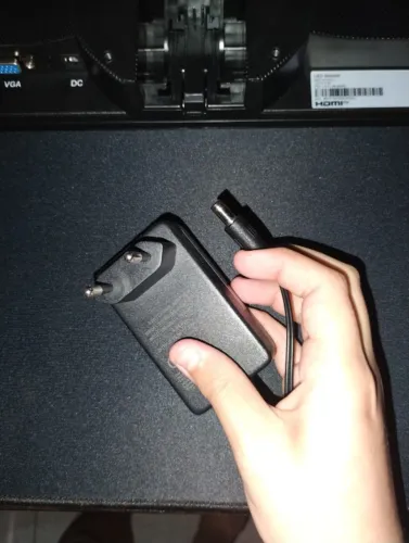 Monitor possui HDMI e DC e o pezinho