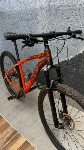 Mountain Bike aro 29 muito nova, pronta pra uso.