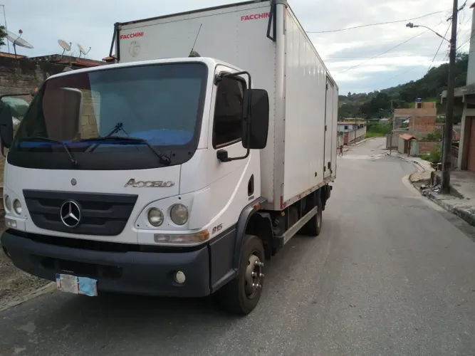 Accelo 815 2013+baú 4 portas Facchini