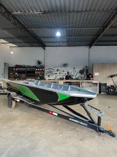 Canoa Soldada com Estrutura Robusta e Navegação Suave - A partir de 7.990,00