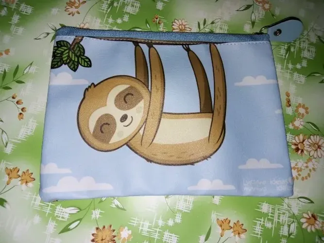Necessaire azul estampa bicho preguiça