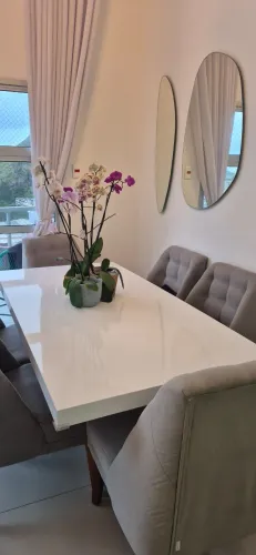 Vendo linda Mesa de Jantar com 6 cadeiras