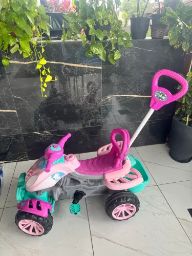 Carrinho de passeio com apoio e pedal