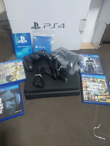 Playstation 4, na caixa