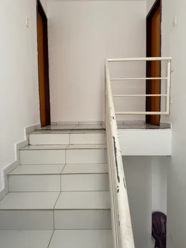 Aluga-se casa em condomínio