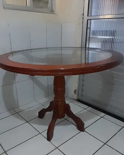 Mesa redonda madeira de lei( sem cadeiras)