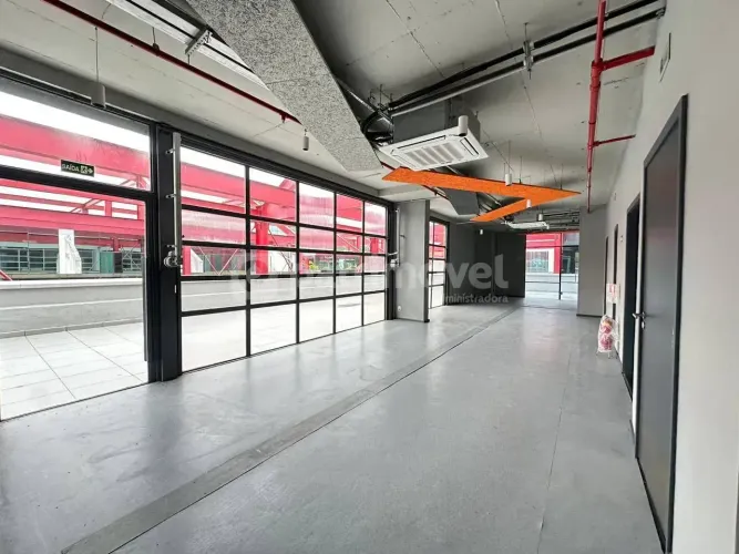 Sala para locação, Barra da Tijuca, com área de 300m², ambientes integrados, varanda e 4 b