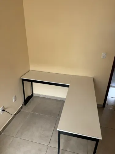 Mesa de estudos em L
