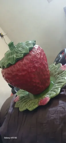Morango de porcelana com prato
