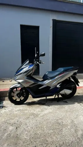 Revisão em dia, 2 pneus novos, moto sem detalhes, moto está impecável, só pegar e andar.