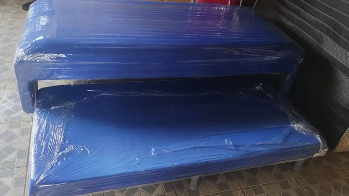 No cama de solteiro de espuma nova