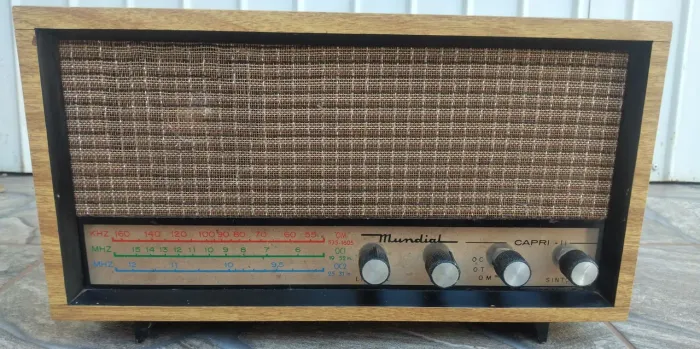 Radio antigo valvulado marca Mundial Capri ll