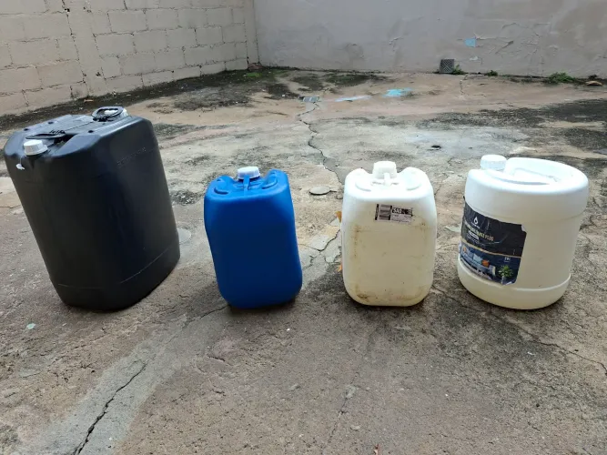 Galões de 20 litros e bombonas de 50 litros