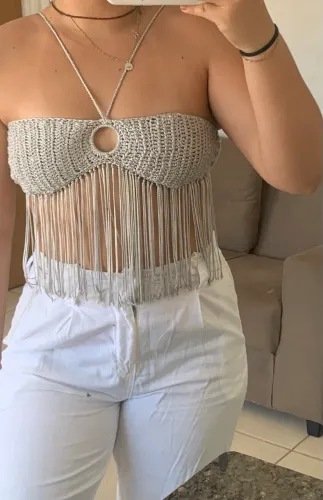 cropped de crochê prateado com franja